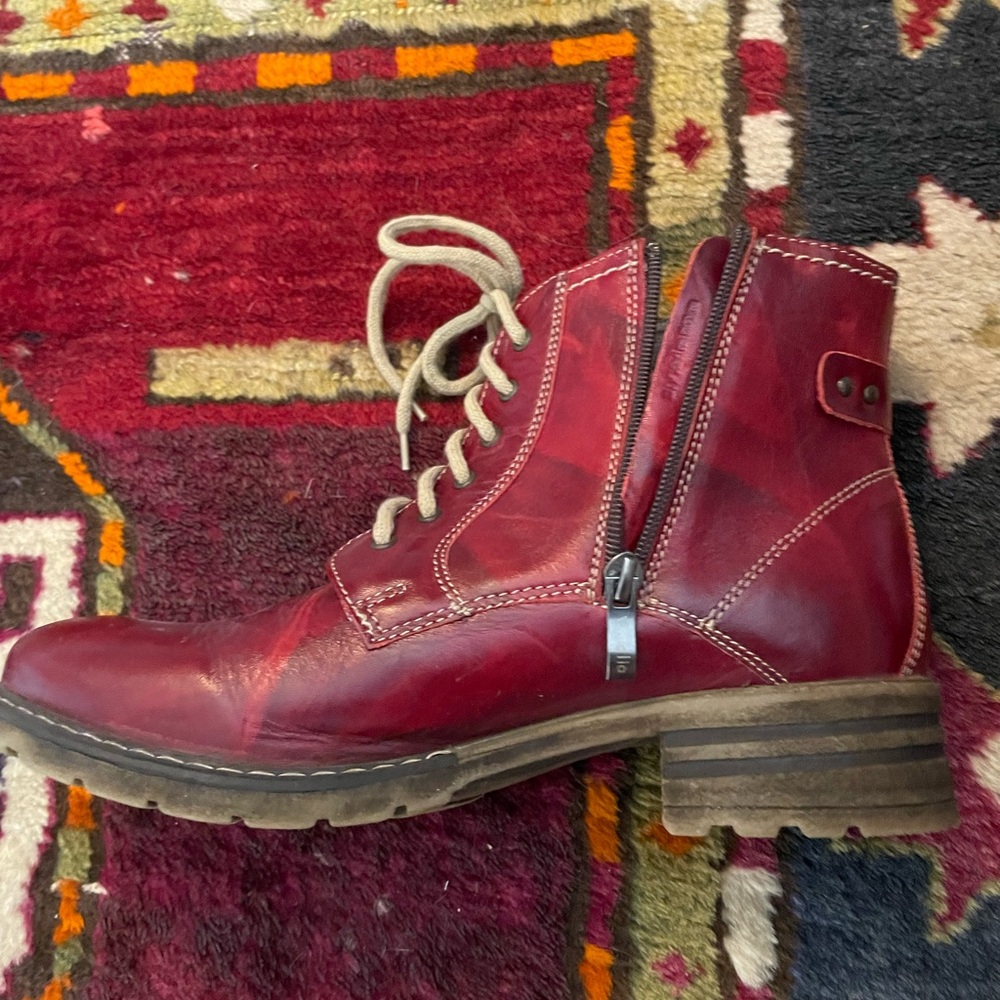 NWOT Italian Shoemakers red leather lace up booties!